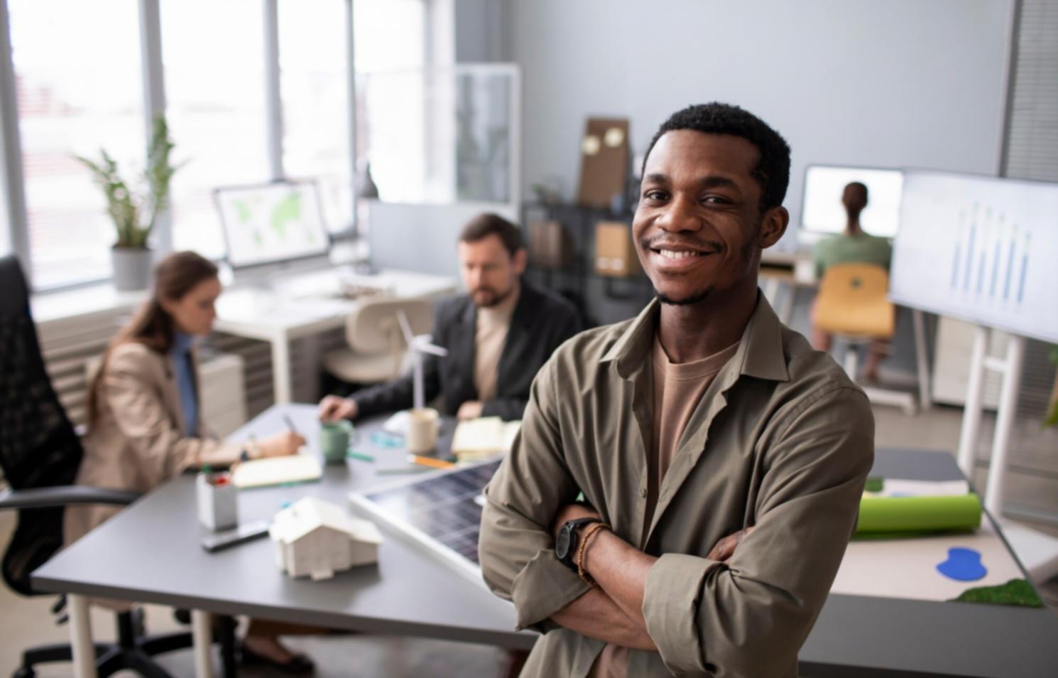 Espace de travail avec documents financiers et outils de gestion